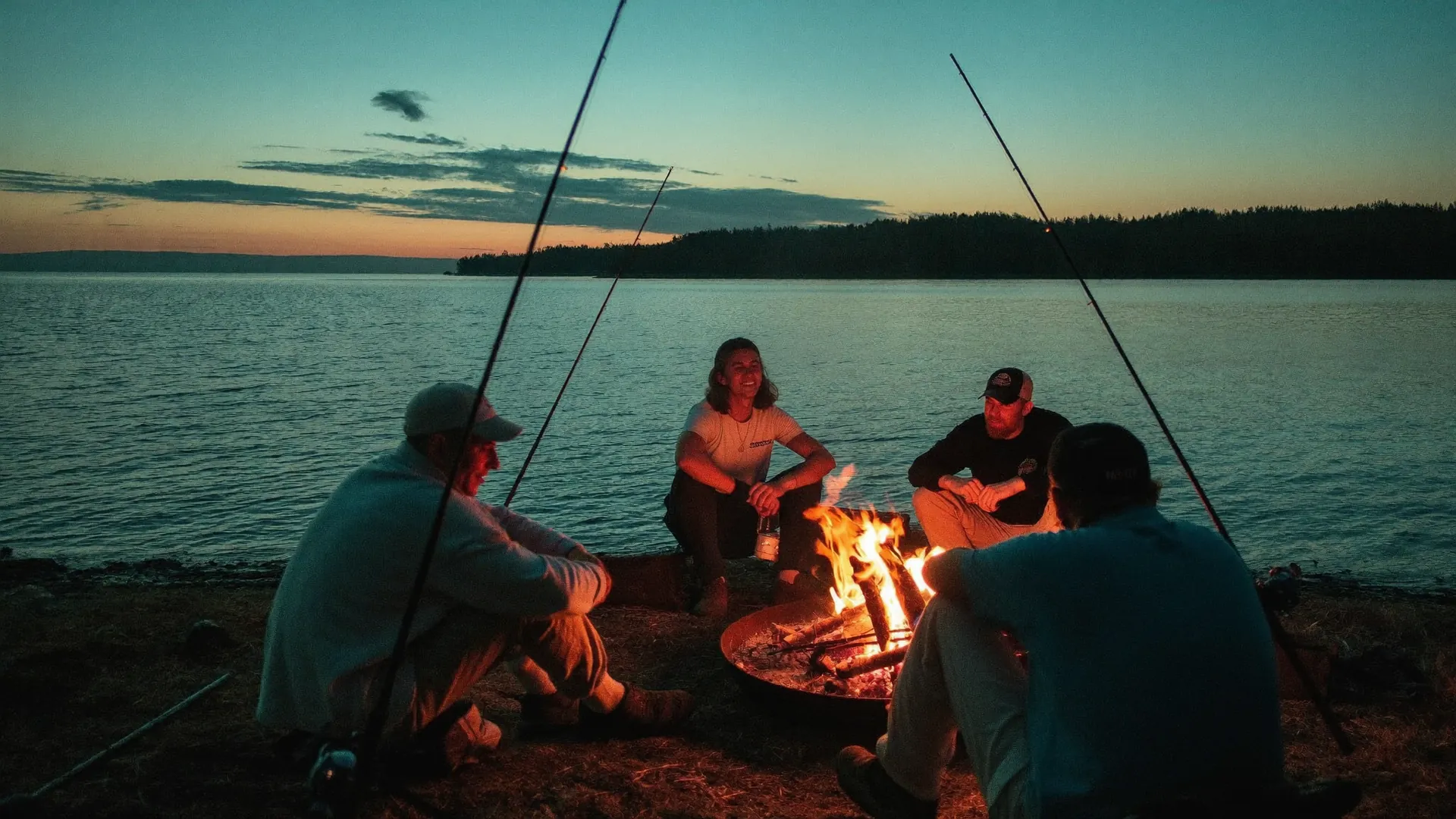 Angler am Lagerfeuer am See – Rutenbrüder Community