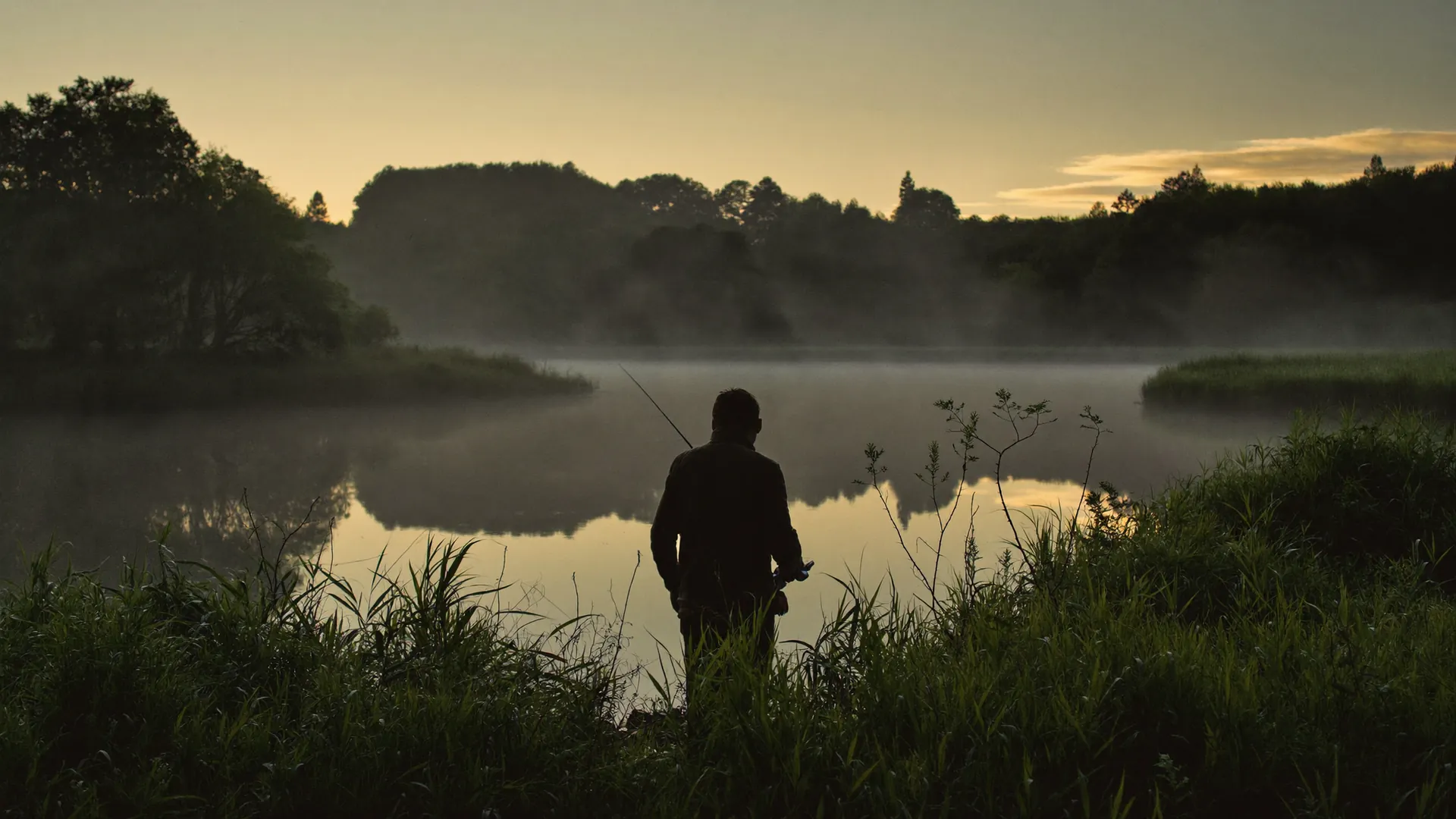 Angler bei Sonnenaufgang am See – Angelschein online machen mit Rutenbrüder