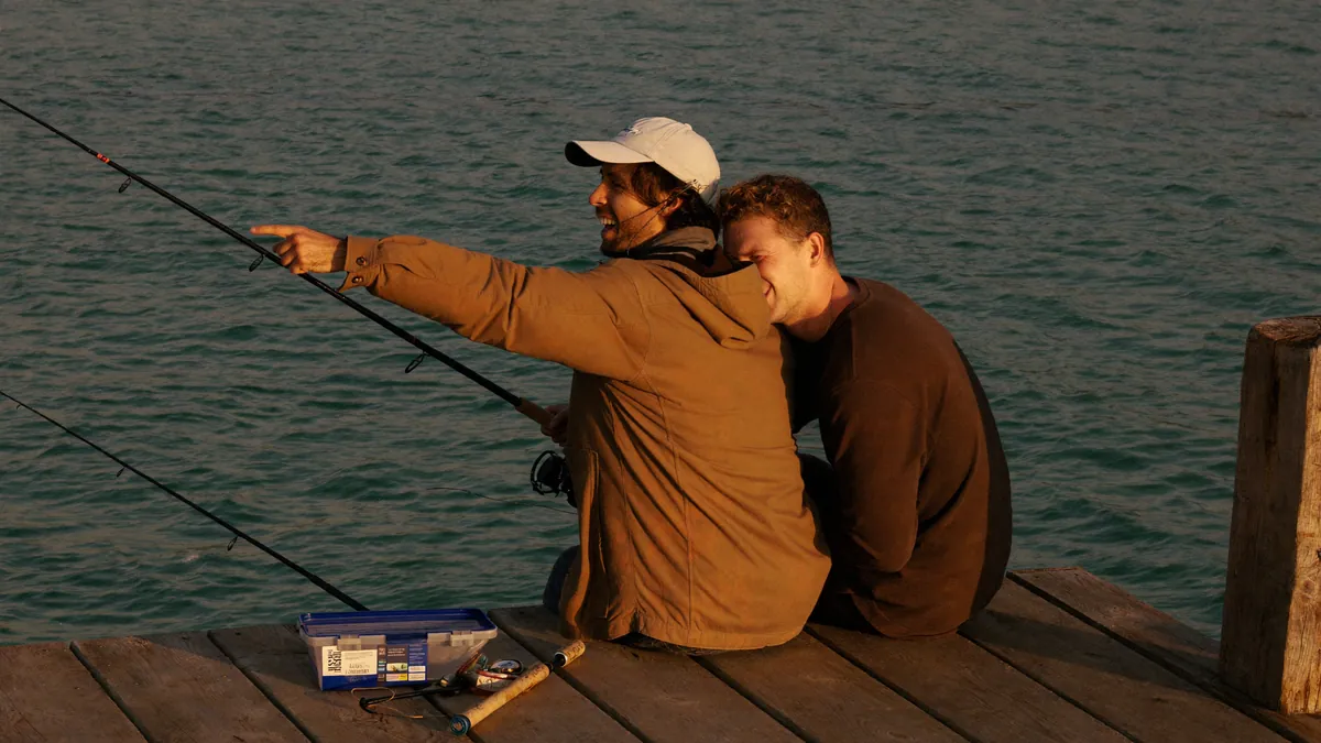 Angler am Steg im Morgenlicht – Vorschau auf den Rutenbrüder-Kurs-Trailer